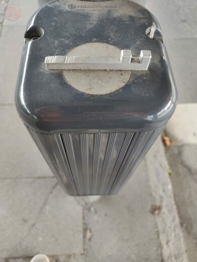 Indul az ember a járdáról...