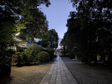 A szomszédos szentély késő délután