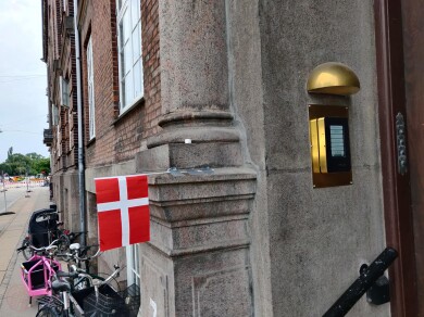 Vagy hazafias érzelmek, vagy jelzi, hogy hol a házibuli. Vagy valami más.