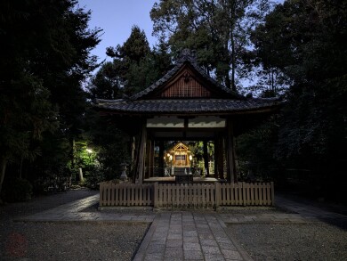 A szomszédos szentély késő délután