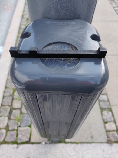 ...mögöttünk két úttest, előttünk egy kerékpárút...